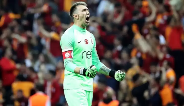 Muslera'dan kupa paylaşımı!