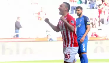 Antalyaspor’u Doukara ve Mevlüt Erdinç sırtladı