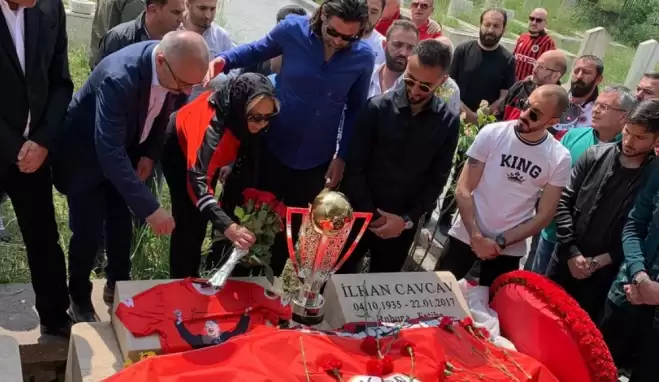 Kupa İlhan Cavcav'ın kabrinde