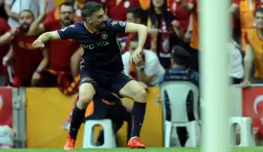 Galatasaray'a ilk kafa golü Bajic'ten!