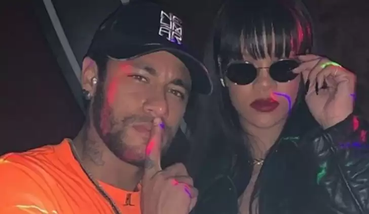 Ödül törenine katılmayan Neymar, ünlü şarkıcı Rihanna ile vakit geçirdi