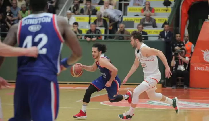 Anadolu Efes playofflarda yarı finale yükseldi!