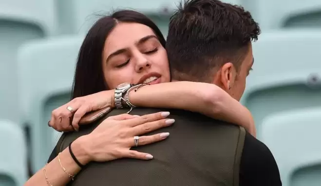 Mesut Özil'den Amine Gülşe'ye 200 bin liralık yüzük