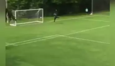 Video - Kendi kalesine atılan inanılmaz gol