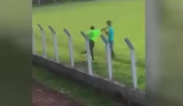 Video - Hakemden kendisini iten futbolcuya yumruk