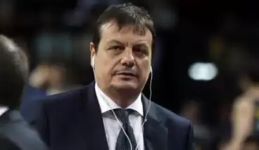 Ergin Ataman, serinin dördüncü maçına da kulaklıkla çıktı
