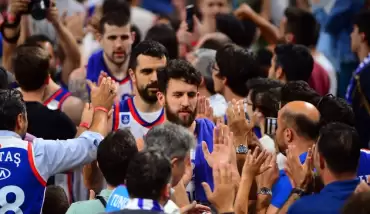 Anadolu Efes final serisinde 3-2 öne geçti!