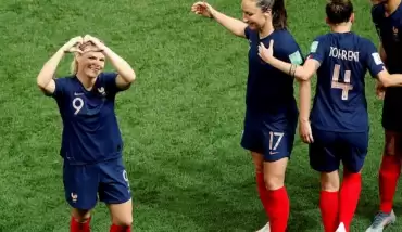  FIFA Kadınlar Dünya Kupası'nın A ve B gruplarında 4 maç yapıldı