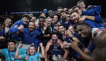 Anadolu Efes, şampiyonluğa bir adım uzakta! 14 kez...