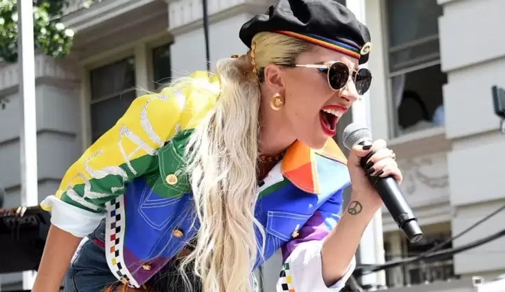 Lady Gaga Onur Yürüyüşü'nde hayranlarını coşturdu