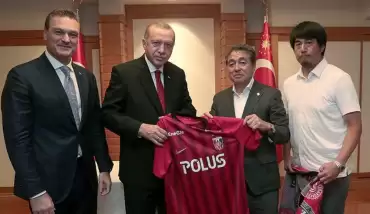 Cumhurbaşkanı Erdoğan'a, Alpay Özalan'ın eski takımının forması hediye edildi