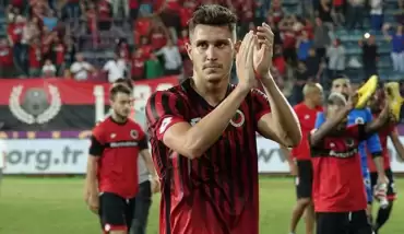 Fenerbahçe bir transferi daha bitiriyor! Genç stoper...