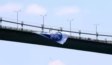 Anadolu Efes bayrağı köprüye asıldı