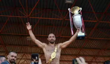 Başpehlivan Ali Gürbüz Başkan Böcek’e verdiği sözü tuttu