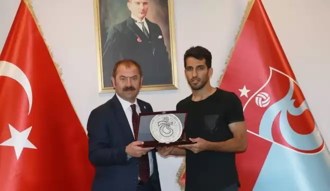 Trabzonspor'dan Vahid Amiri'ye veda plaketi
