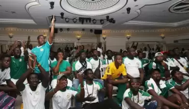 Senegalliler maçı düğün salonunda izledi