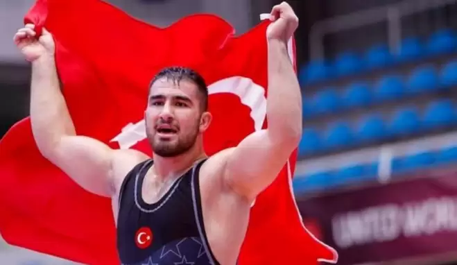 Milli güreşçi Feyzullah Aktürk dünya üçüncüsü