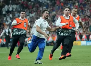 UEFA Süper Kupa maçında sahaya taraftar girdi