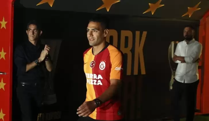 Galatasaray yeni transferler için imza töreni düzenledi!