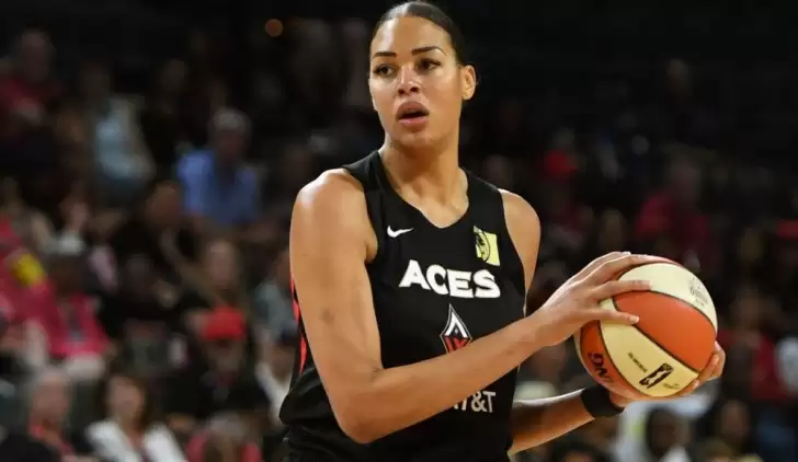 WNBA'nın yıldızı Liz Cambage, Vücut Geliştirme sayısı için soyundu