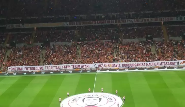 Galatasaray tribünlerinden pankartlı gönderme: "Durdursanıza hadi Galatasaray'ı!"