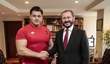 Dünya şampiyonu Rıza Kayaalp, AA'yı ziyaret etti