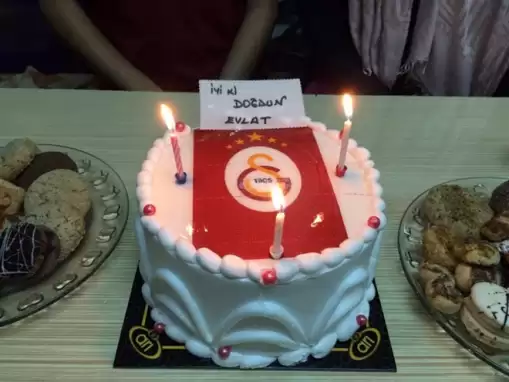 Arda Turan ve Chedjou minik taraftara sürpriz yaptı