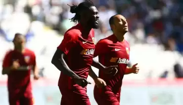 İstanbul kulüpleri Adebayor'u transfer etmek istiyor mu?