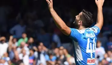 Napoli 3 puana ilk yarıda bulduğu gollerle uzandı!