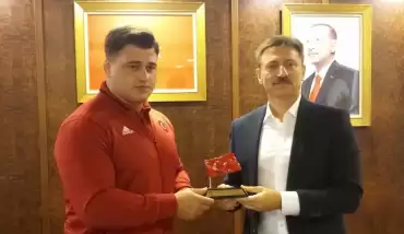 Dünya Şampiyonu güreşçi Rıza Kayaalp’in ismi spor salonuna verildi