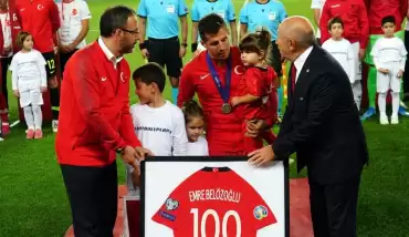 Emre Belözoğlu'na 100. maç hediyeleri
