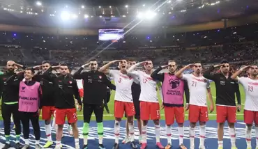 Asker selamından rahatsız olan Fransızlara tokat gibi cevap!