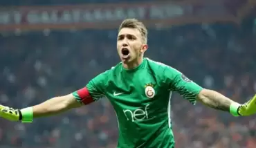 Muslera'dan parmak ısırtan performans!