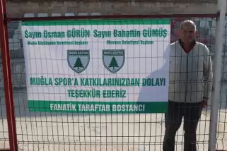 63 yaşındaki fanatik taraftar tek başına takımını destekledi