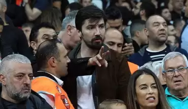 Tribünde sürpriz isim!