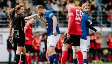 Kadın hakem Karolina Bojar güzelliğiyle dikkat çekiyor