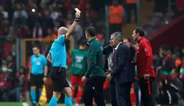 Şenol Güneş, teknik direktörlük kariyerinde ilk kez sarı kart gördü!