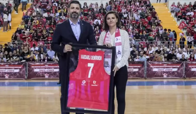 Birsel Vardarlı Demirmen'e, milli takım forması hediye edildi