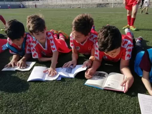 Önce kitap okuyorlar, sonra antrenman yapıyorlar