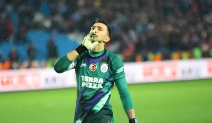 Muslera'dan üçlü!