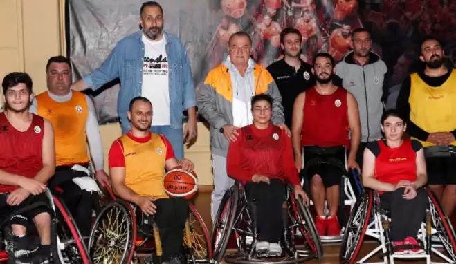 Fatih Terim'den Galatasaray Tekerlekli Sandalye Basketbol Takımı'na ziyaret