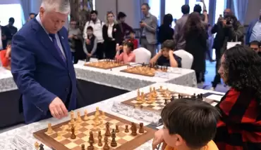 12 yaşındaki satranç sporcusu, Büyük Usta Karpov ile berabere kaldı 