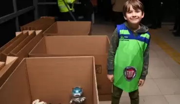 TOFAŞ-Anadolu Efes maçında kimsesiz çocuklar için oyuncak yağmuru