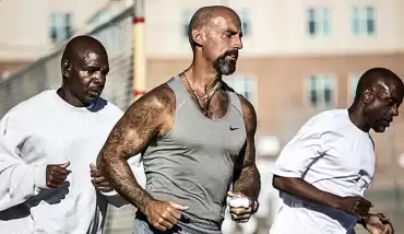 Mahkumlar hapishane çevresinde maraton koşuyor!