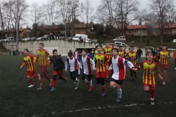 Rakip oyuncuları teselli ettiler, tribünlere koştular