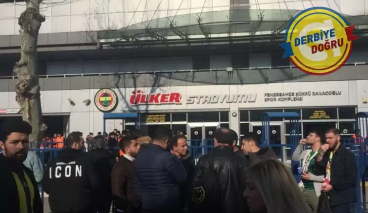 Fenerbahçe taraftarı stat önünde toplanmaya başladı