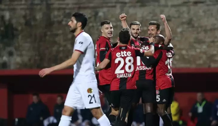 Karagümrük evinde Eskişehir'i iki golle geçti