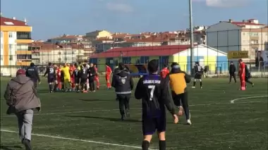 Öfkeli Antrenör hakemleri darp etmeye kalktı