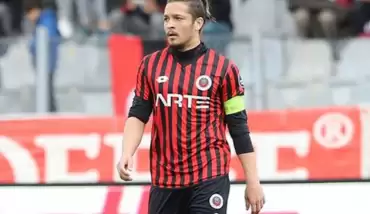 Ahmet Oğuz: "Bu bayrağı kimse indiremez"