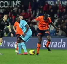 Demba Ba sonradan girdi, maçın yıldızı oldu